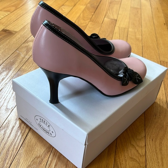 Vintage Steve Madden Pink/black trim and rosette pumps, Size 8 1/2. - Picture 2 of 8